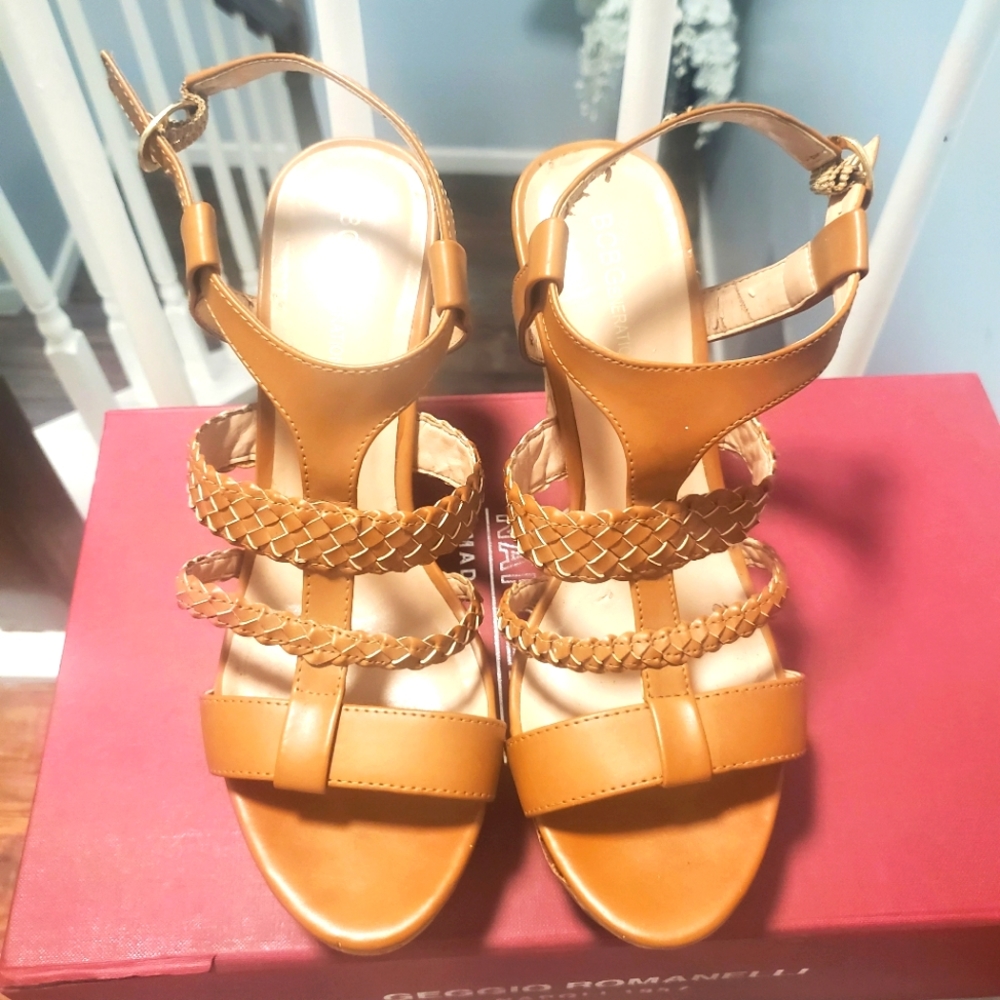 Straps brown leather sandal